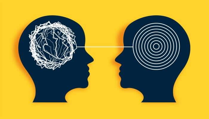 illustratsioon kahest inimese ajust, kus ühel neist on peas kõik mõtted sassis ja teisel on organiseeritud