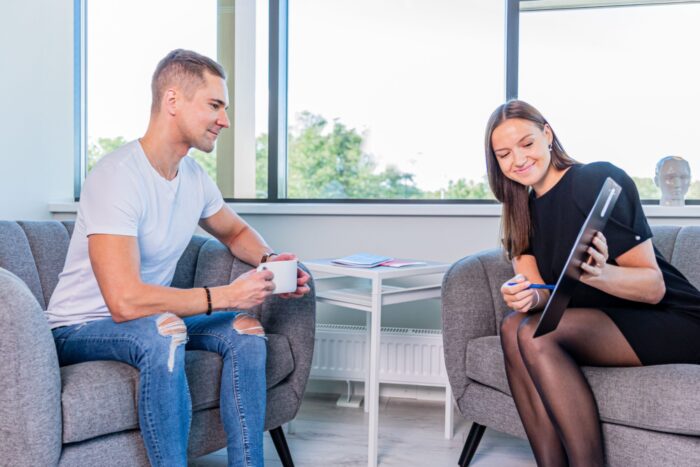 psühholoog näitab patsiendile infot oma märkmetest